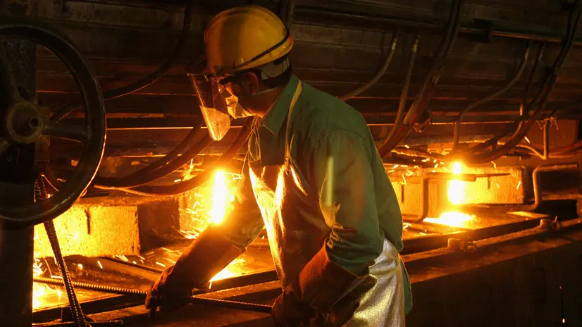 Un lavoratore in acciaieria - © www.giornaledibrescia.it