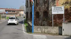 Il cartello che invita a moderare la velocità - Gabriele Strada /Neg © www.giornaledibrescia.it