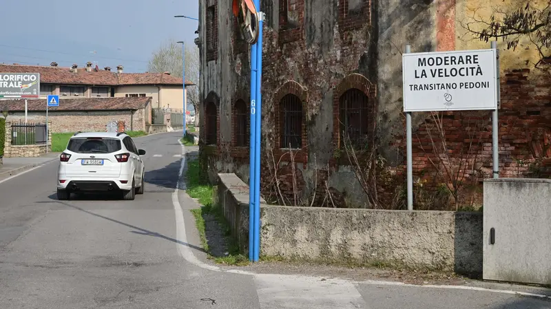 Il cartello che invita a moderare la velocità - Gabriele Strada /Neg © www.giornaledibrescia.it