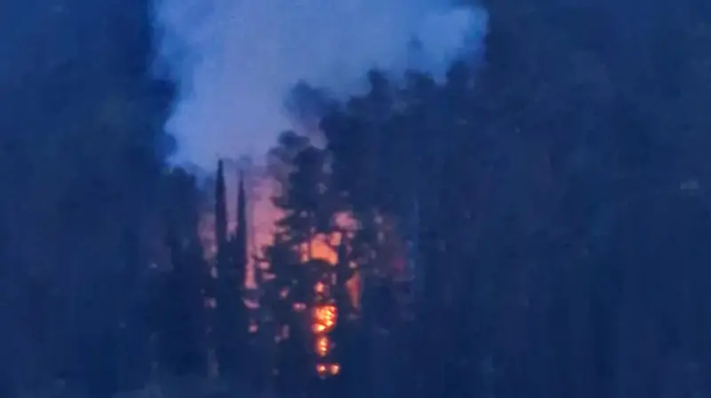 Le fiamme e la colonna di fumo - © www.giornaledibrescia.it