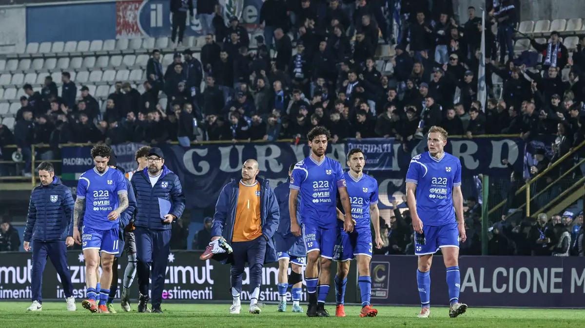 La delusione della squadra al fischio finale - Foto New Reporter Nicoli © www.giornaledibrescia.it
