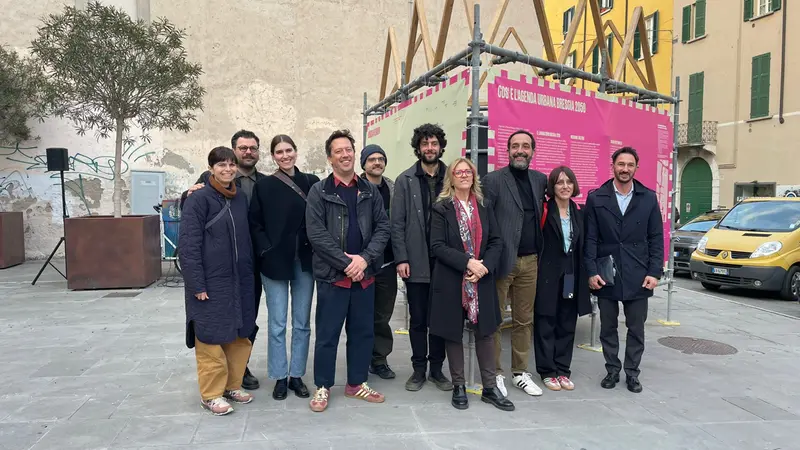 L'assessora Tiboni insieme al consulente Barberis e agli altri attori dell'Agenda - © www.giornaledibrescia.it