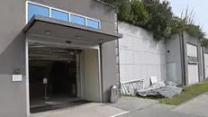 L'ingresso sfondato dai ladri - Foto Gabriele Strada Neg © www.giornaledibrescia.it