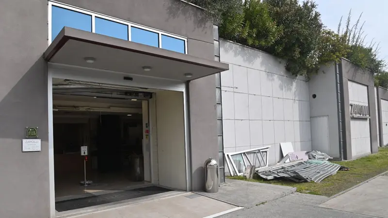 L'ingresso sfondato dai ladri - Foto Gabriele Strada Neg © www.giornaledibrescia.it