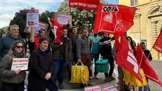 Una manifestazione a Pesaro - Foto Ansa © www.giornaledibrescia.it