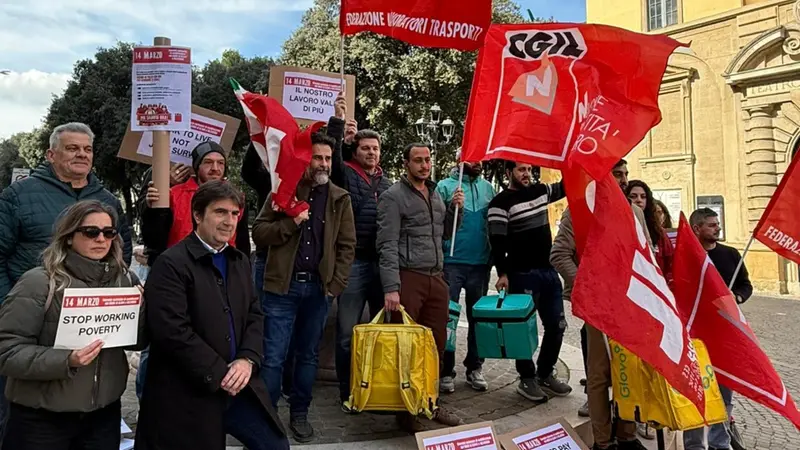Una manifestazione a Pesaro - Foto Ansa © www.giornaledibrescia.it