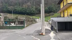 Il palo della luce oggetto di polemiche nella frazione di Collio - © www.giornaledibrescia.it
