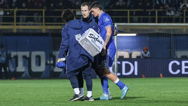 Valente esce per un problema muscolare contro l'Alcione - Foto New Reporter Nicoli © www.giornaledibrescia.it