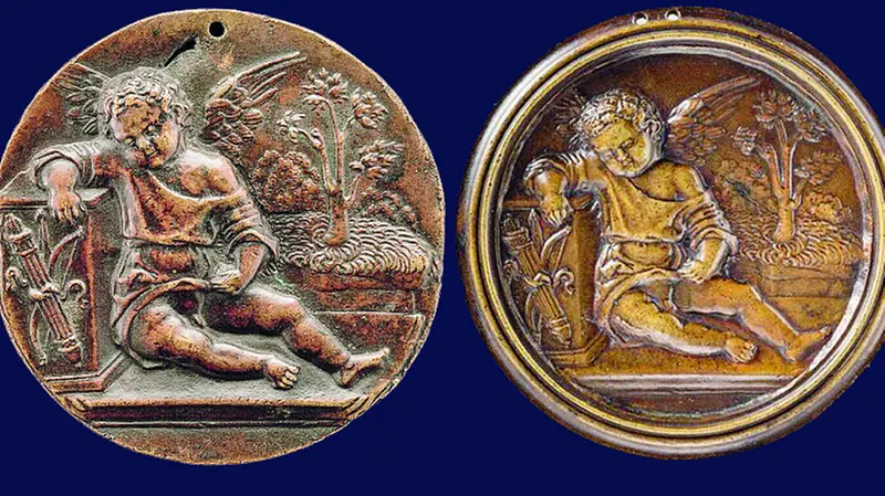 Alla National Gallery «Cupido che dorme» (sinistra); a Budapest, altra opera di Pseudo Antonio da Brescia (destra)