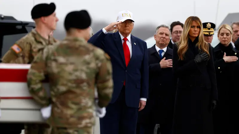 Il presidente Trump con un cappellino da baseball accoglie le salme dei militari USA morti in Iran - Foto Ansa © www.giornaledibrescia.it