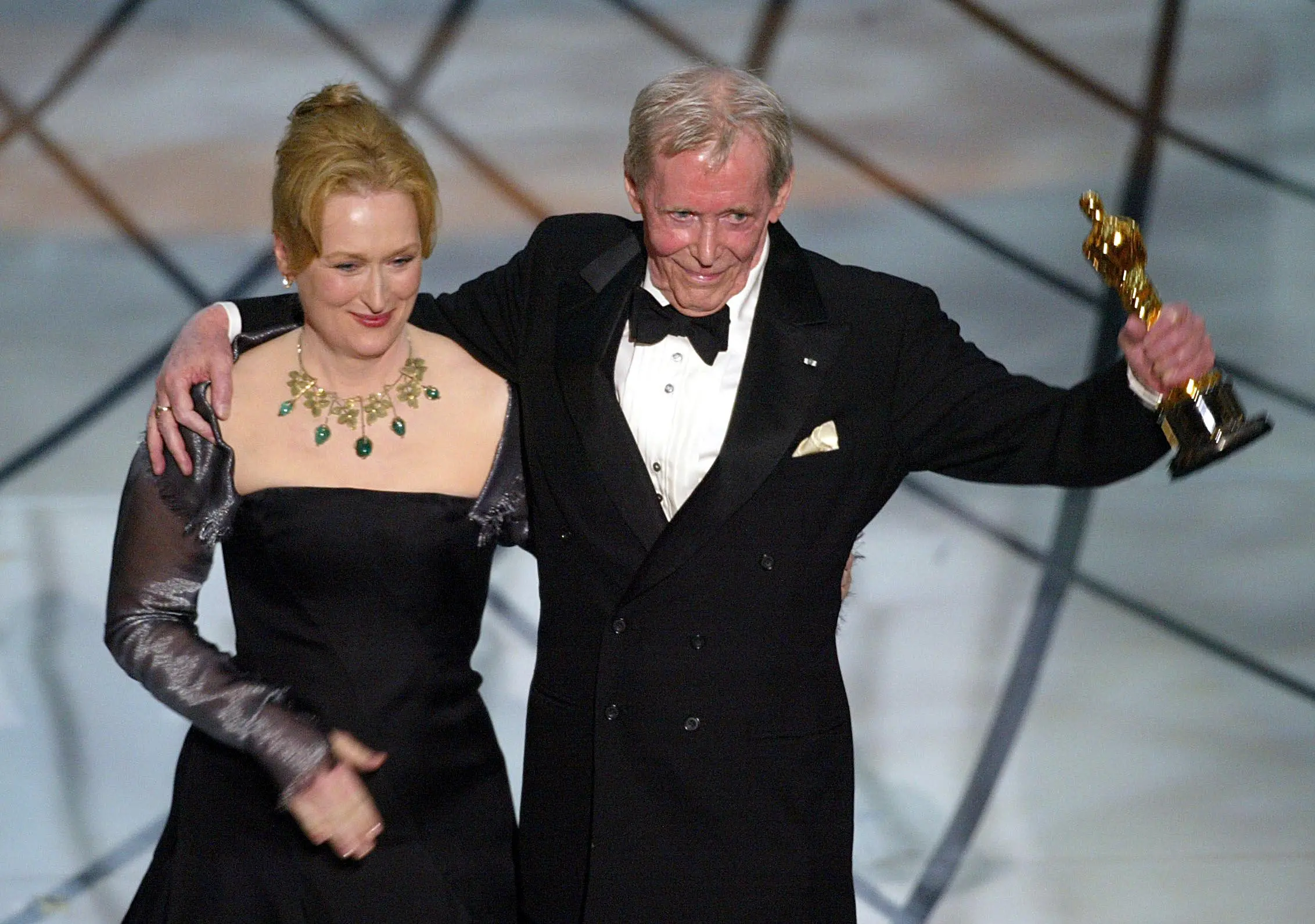 Irish actor Peter O'Toole (R) accepts his Honorary Oscar from actress Meryl Streep during the 75th Academy Awards at the Kodak Theatre in Hollywood, California, 23 March 2003. O'Toole received the Honorary Oscar for lifetime achievement. AFP PHOTO/TIMOTHY A. CLARY