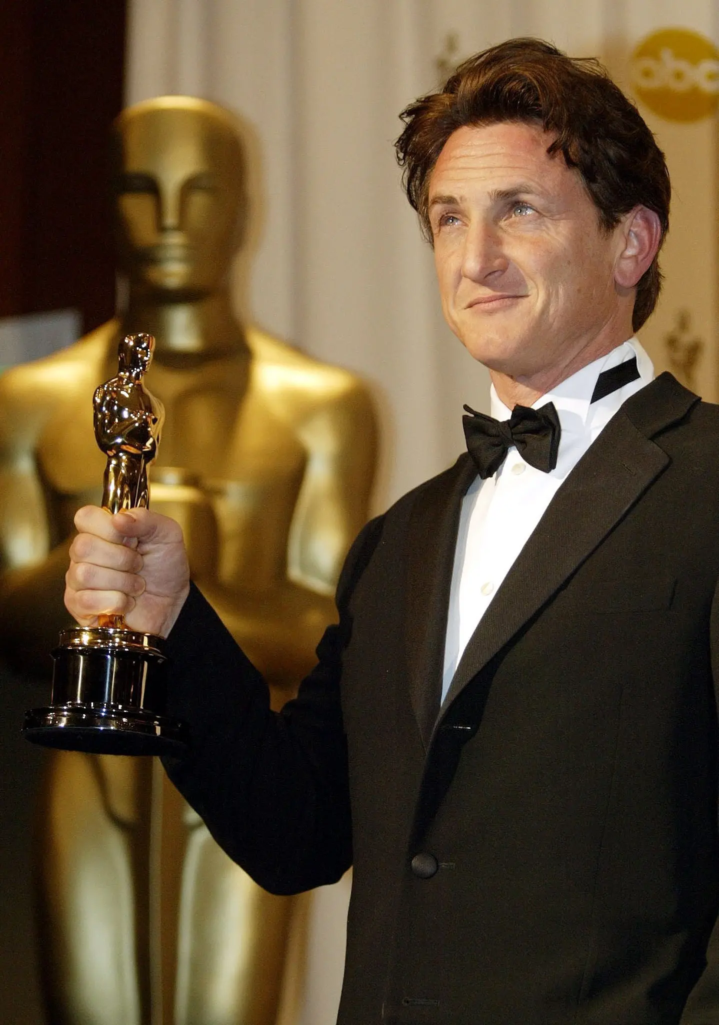 epa00144802 US actor Sean Penn poses with his Best Actor Oscar at the 76th Annual Academy Awards in Hollywood, California Sunday 29 February 2004. Penn won for his performance in Mystic River. EPA/BRENDAN MCDERMID