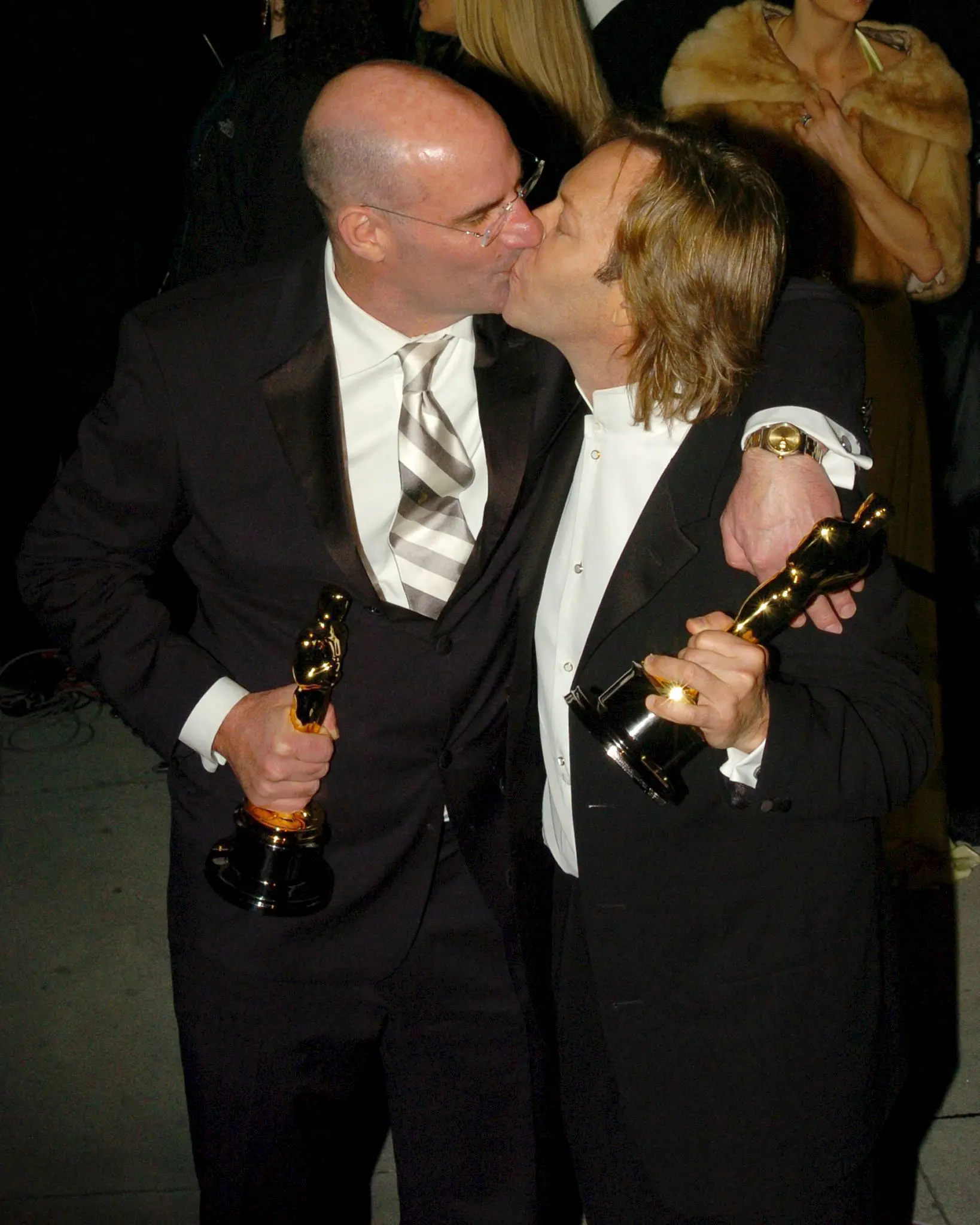 OSCAR: BOBBY HOUSTON E ROBERT HUDSON
epa000379351 Academy Award winners Bobby Houston and Robert Hudson kiss as they arrive for the Vanity Fair Oscar Party in the West Hollywood section of Los Angeles, California, after they won Best Documentary Short for their movie "Mighty Times: A Children's March" at the 77th Academy Awards Sunday 27 February 2005. BILL COLLINS ANSA/ CD