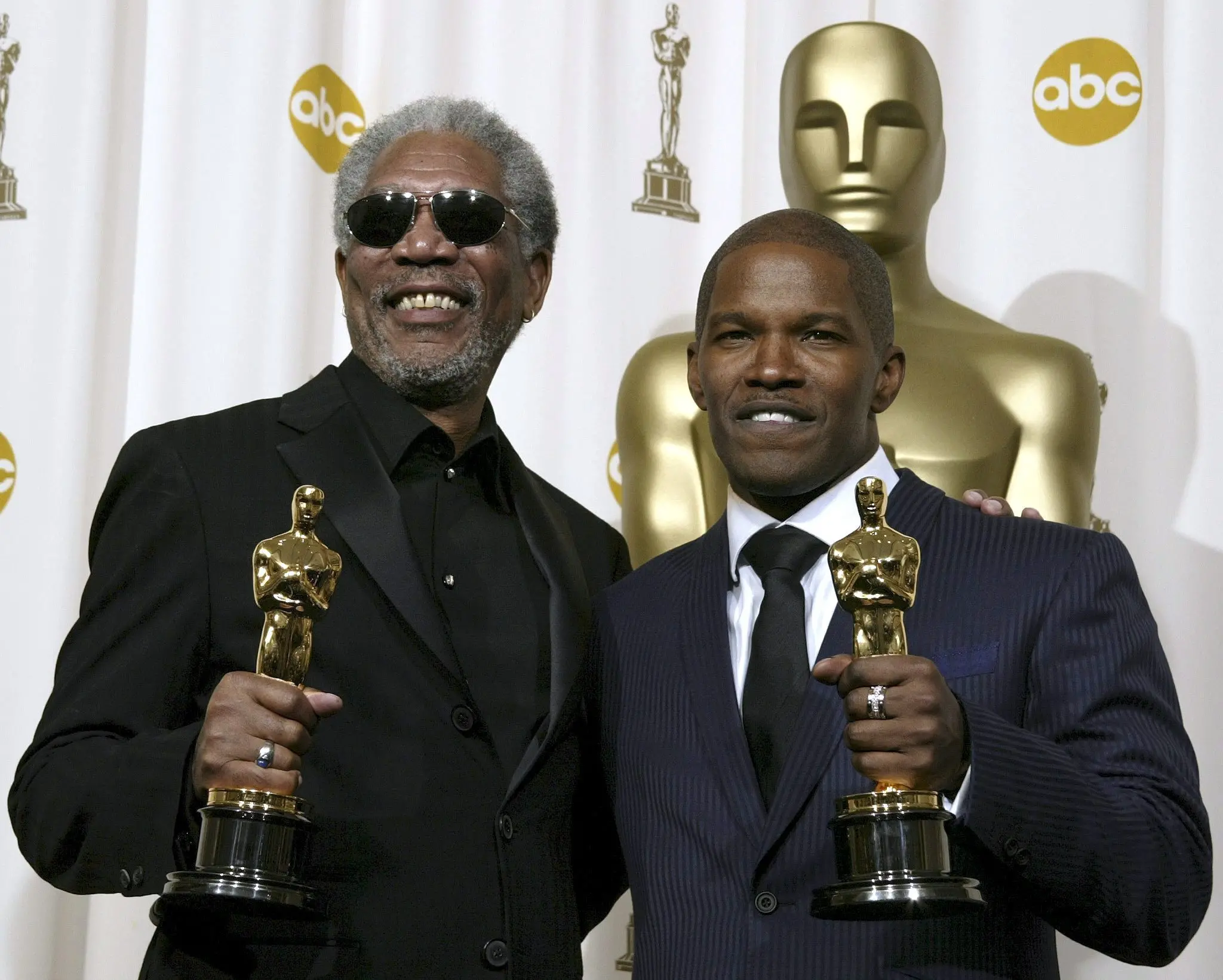 OSCAR: PREMIATI DUE ATTORI NERI
Best Supporting Actor Morgan Freeman (L) for his role in "Million Dollar Baby" and Best Actor Jamie Foxx for his role in "Ray" hold their Oscars at the 77th Academy Awards in Hollywood Sunday 27 February 2005.
ANSA/ CD