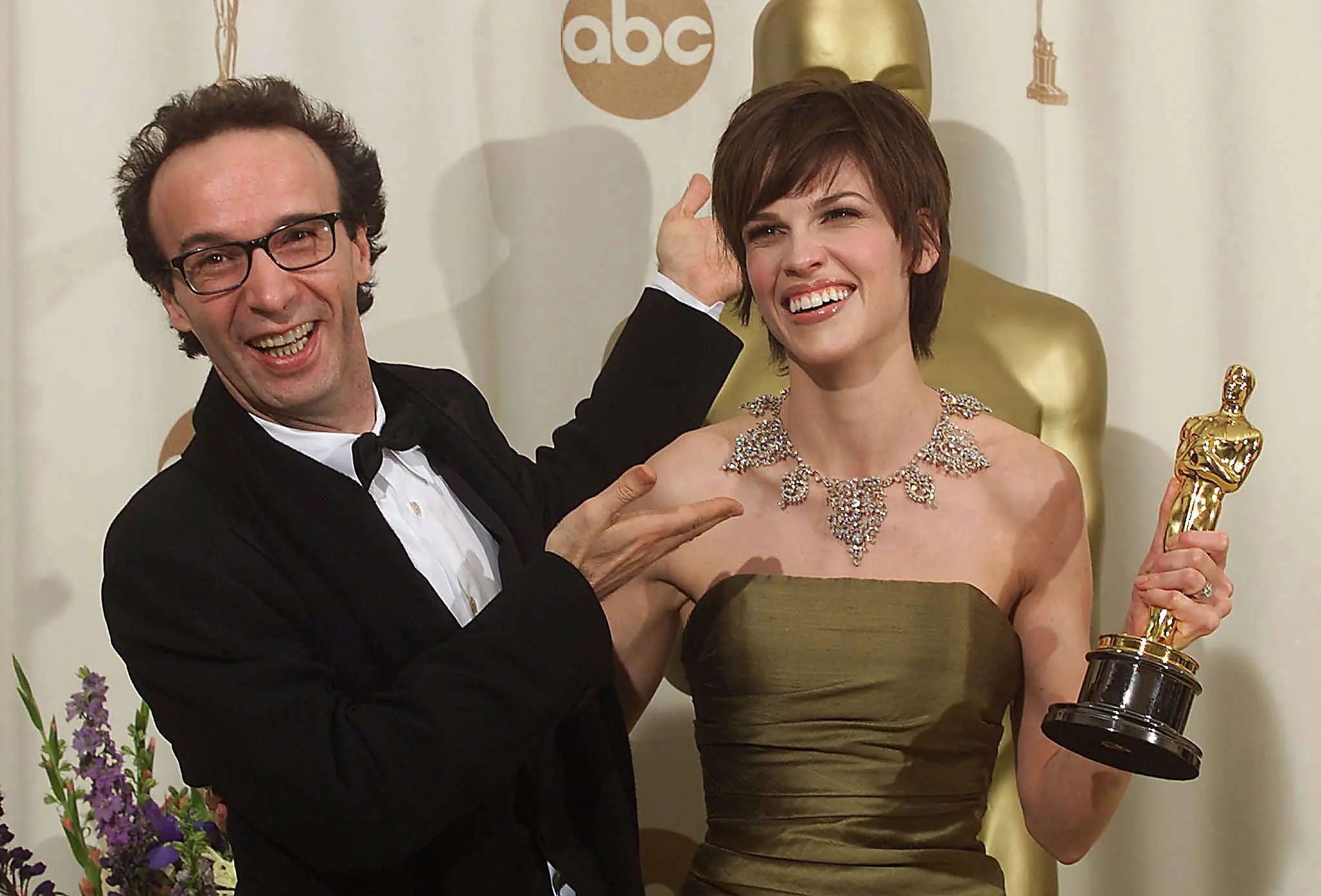 Italian actor Roberto Benigni (L) and Hilary Swank joke at the Academy Awards presentation 26 March 2000. Swank won for Best Actress for her role in "Boys Don''t Cry". (ELECTRONIC IMAGE) ANSA-CD SCOTT NELSON