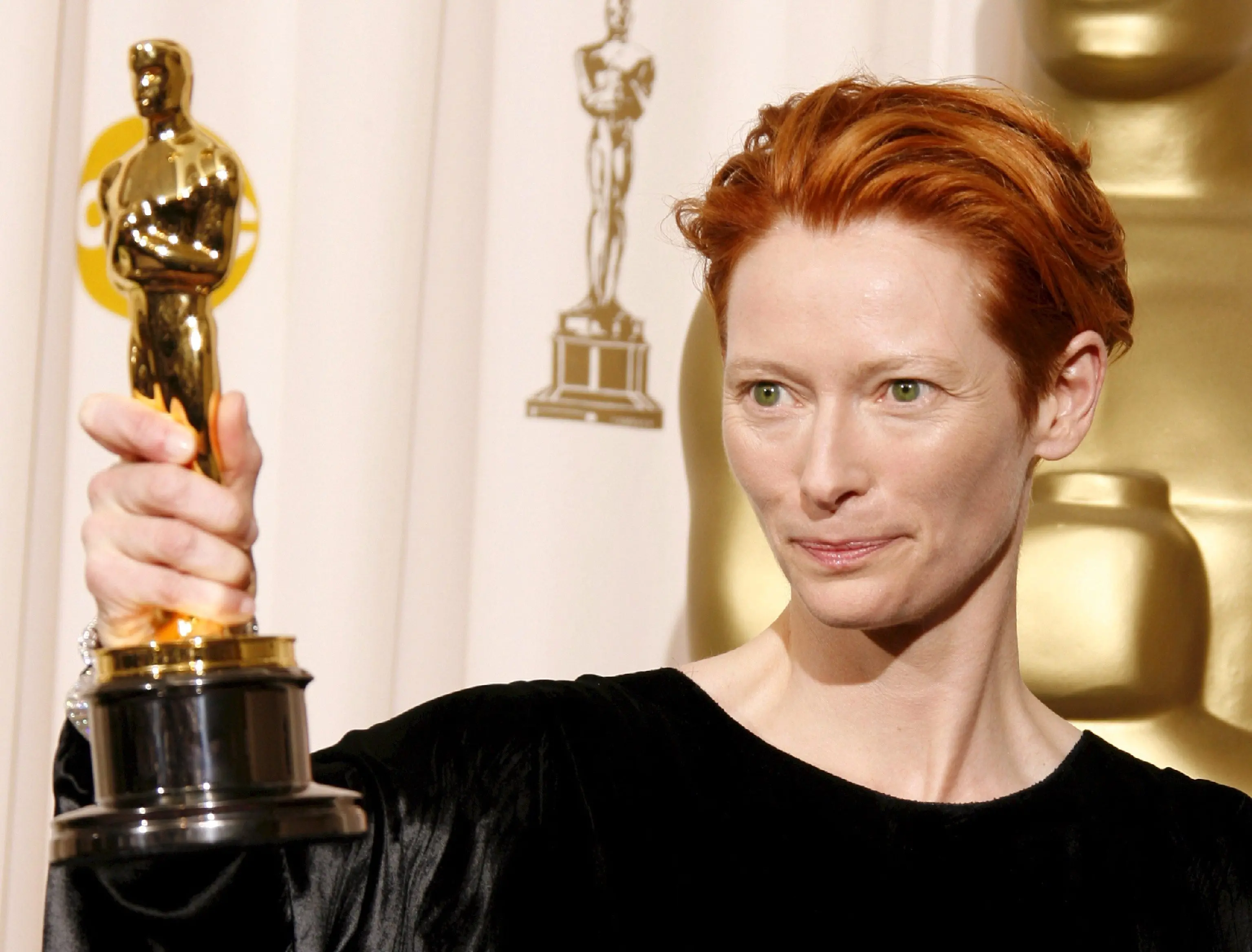 epa01266325 British actress Tilda Swinton with her Academy Award for Best Performance by an Actress in a Supporting Role for "Michael Clayton" (2007) at the 80th annual Academy Awards at the Kodak Theatre in Hollywood, California 24 February 2008. EPA/PAUL BUCK