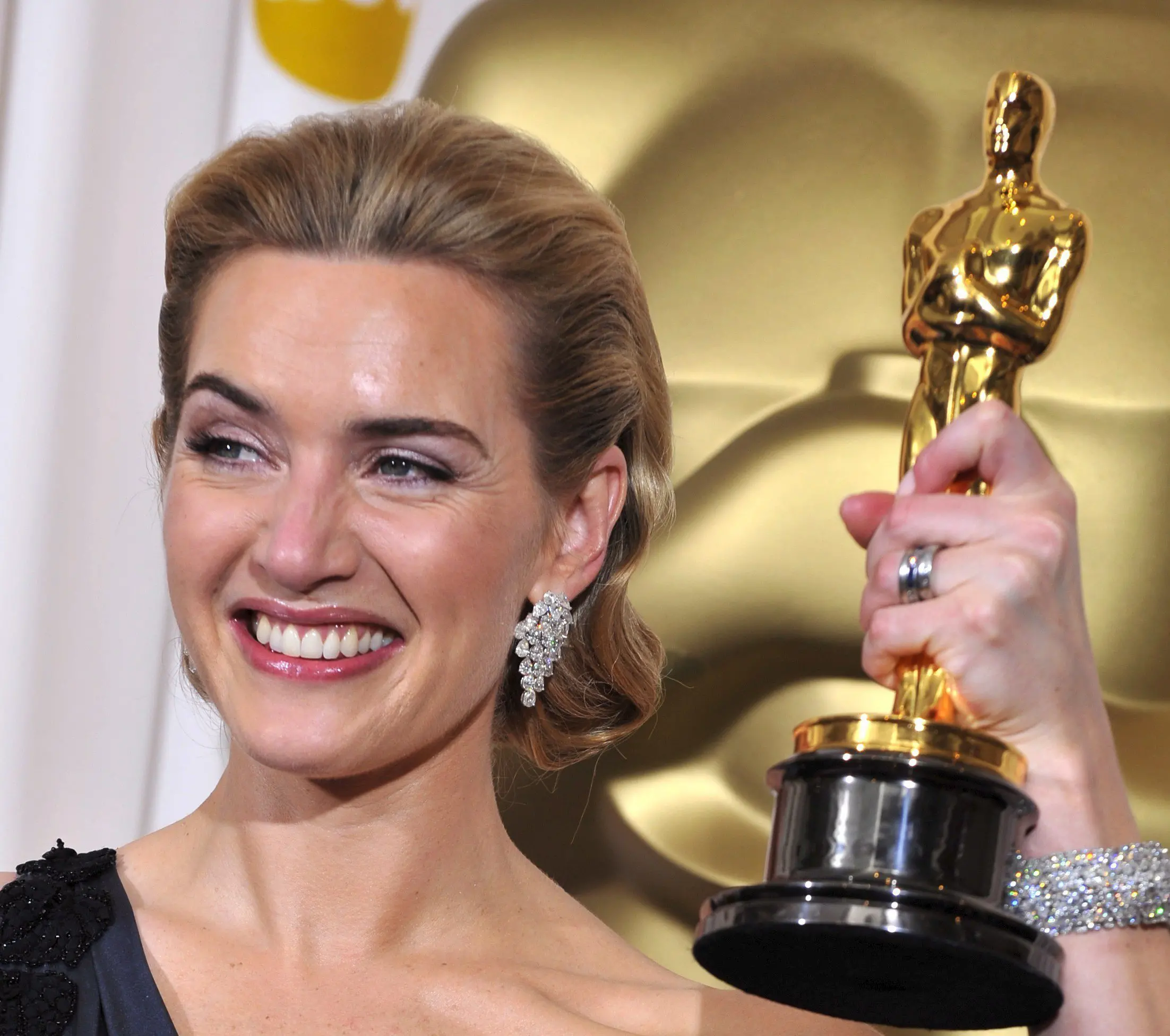 epa01645051 British actress Kate Winslet holds up her Oscar for Best Performance by an Actress in a Leading Role for The Reader at the 81st Academy Awards 22 February 2009 at the Kodak Theater in Hollywood, California, USA. The Academy Awards honour cinematic excellence in 24 categories. EPA/PAUL BUCK