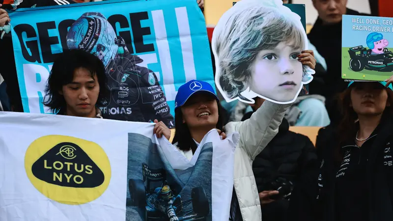 Supporter di Antonelli durante il Gp a Shanghai - Foto Ansa © www.giornaledibrescia.it