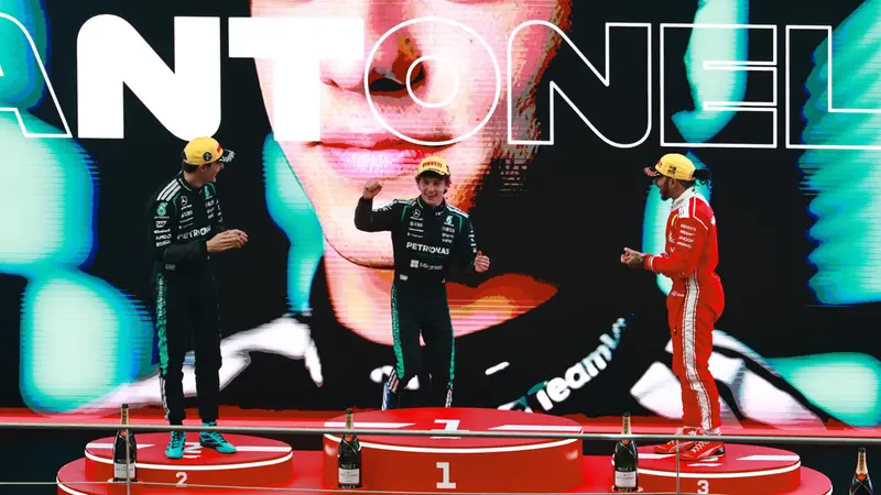 epa12820896 Winner Mercedes driver Andrea Kimi Antonelli (C) of Italy, second placed Mercedes driver George Russell (L) of Britain and third placed Scuderia Ferrari driver Lewis Hamilton of Britain pose on the podium after the 2026 Formula 1 Chinese Grand Prix, in Shanghai, China, 15 March 2026. EPA/ALEX PLAVEVSKI