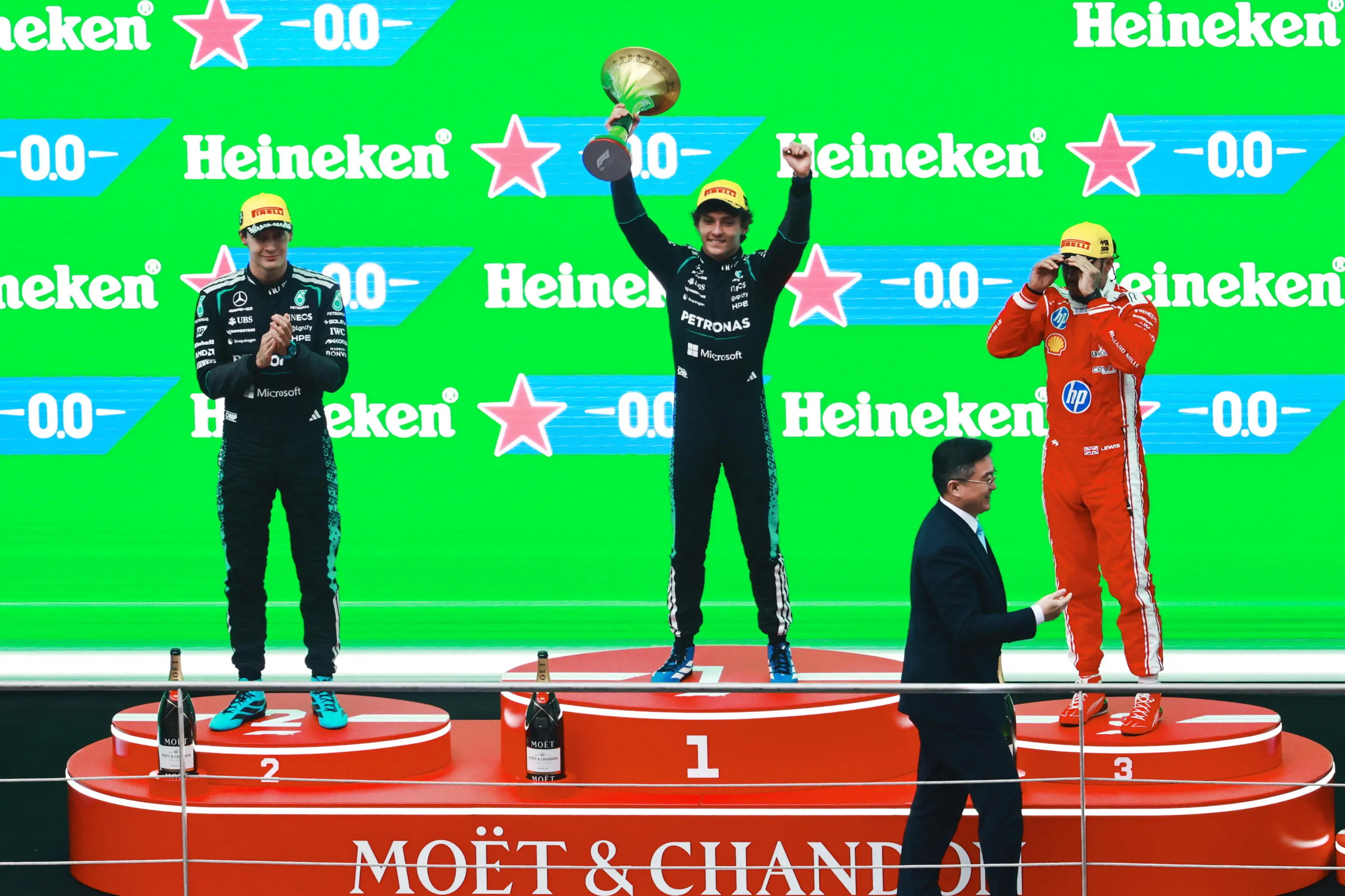 epa12820902 Winner Mercedes driver Andrea Kimi Antonelli (L-2) of Italy, second placed Mercedes driver George Russell (L) of Britain and third placed Scuderia Ferrari driver Lewis Hamilton (R) of Britain pose on the podium after the 2026 Formula 1 Chinese Grand Prix, in Shanghai, China, 15 March 2026. EPA/ALEX PLAVEVSKI