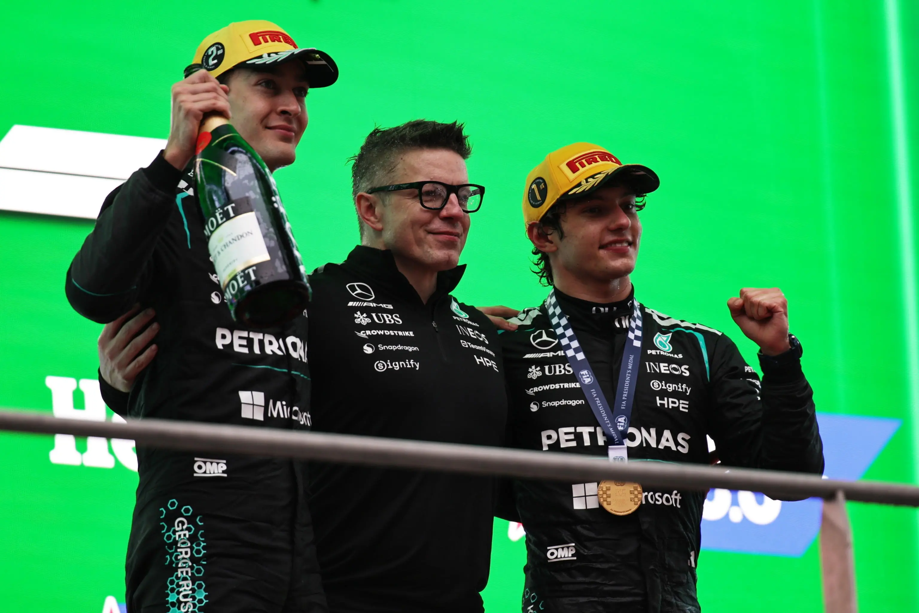 epa12820911 Winner Mercedes driver Andrea Kimi Antonelli (R) of Italy, second placed Mercedes driver George Russell (L) of Britain and a Mercedes team member celebrate after the 2026 Formula 1 Chinese Grand Prix, in Shanghai, China, 15 March 2026. EPA/ALEX PLAVEVSKI