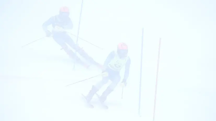 Bertagnolli vince l'oro in slalom con la guida Ravelli: la gara nella fitta nebbia - Foto Ansa © www.giornaledibrescia.it