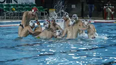 La Waterpolo si carica prima del match - Foto Gabriele Vanoni