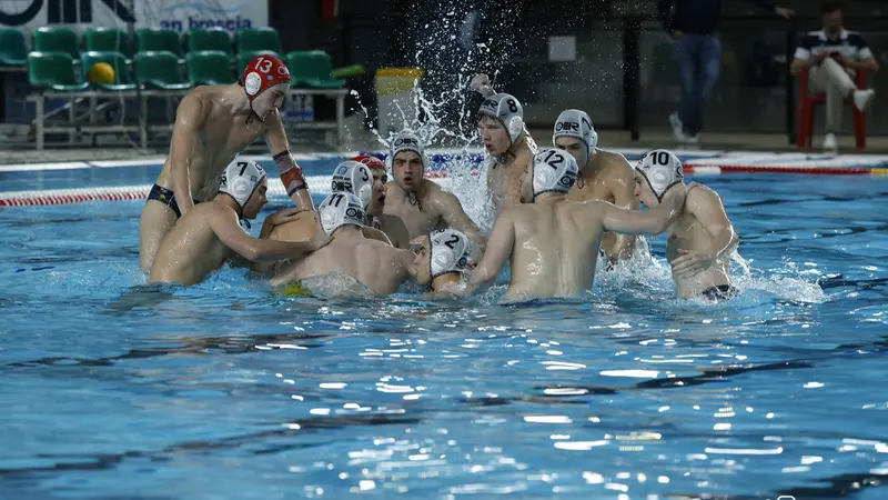 La Waterpolo si carica prima del match - Foto Gabriele Vanoni