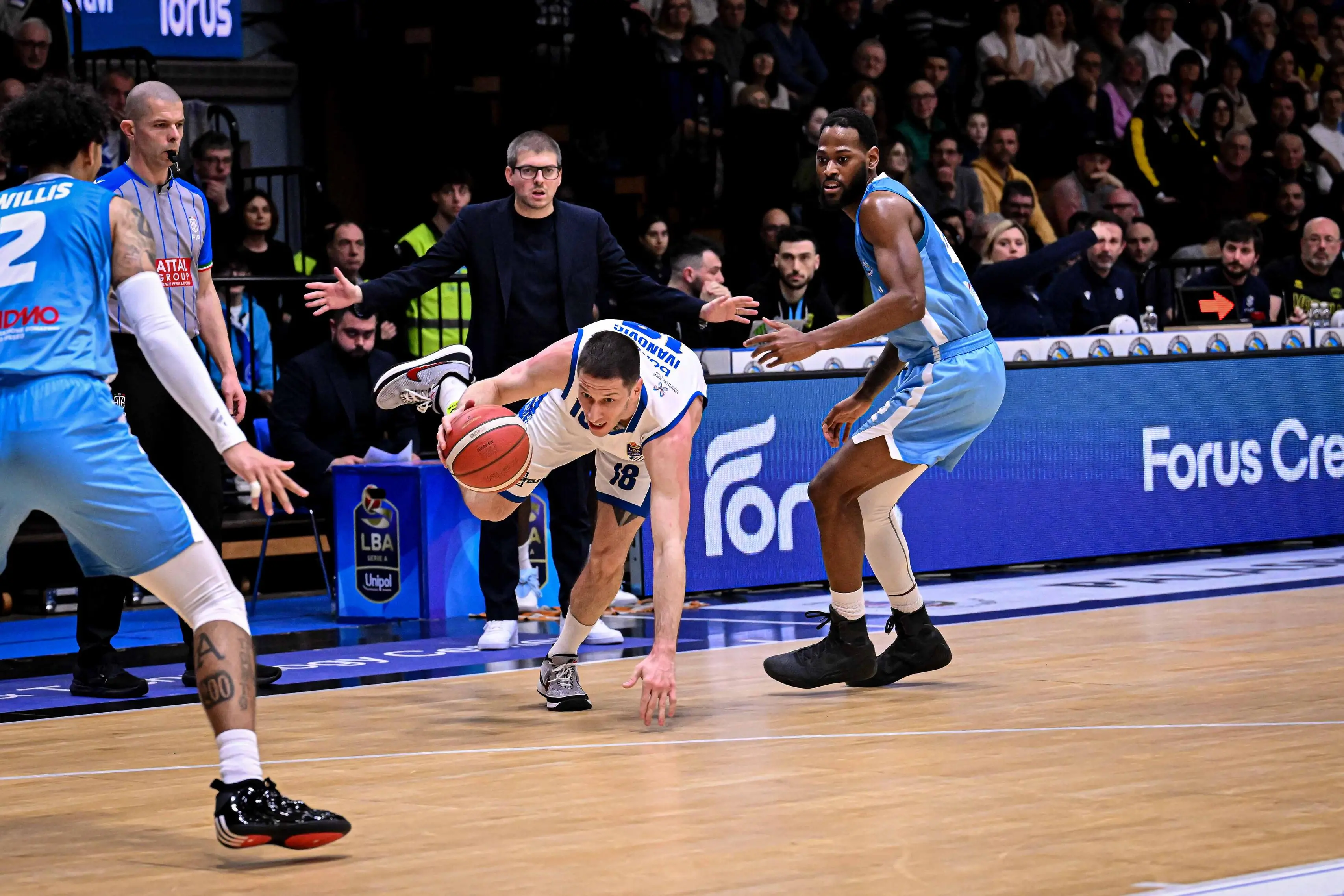 Gli scatti di Vanoli Cremona-Germani Pallacanestro Brescia