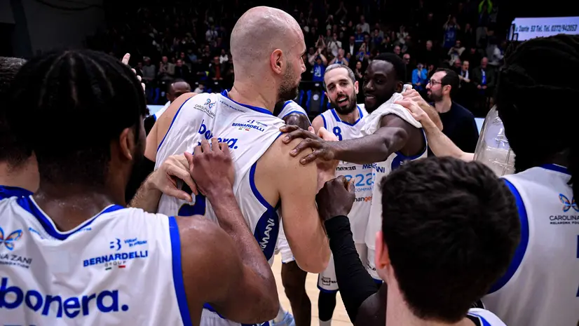 Bilan festeggiato dai compagni - Foto Degaspari/Ciamillo-Castoria © www.giornaledibrescia.it