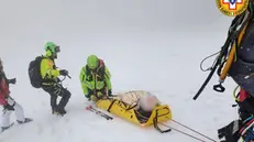 Il 37enne bresciano è stato portato a valle in barella