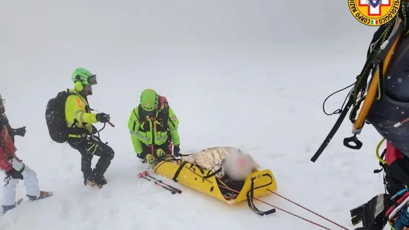 Il 37enne bresciano è stato portato a valle in barella