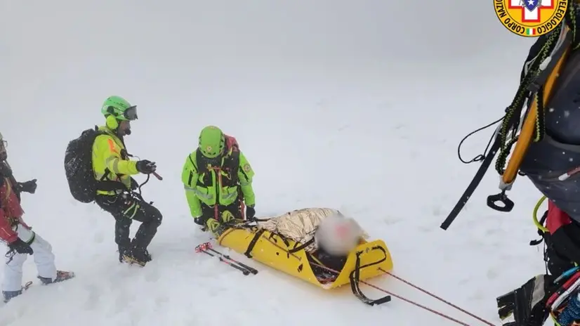 Il 37enne bresciano è stato portato a valle in barella
