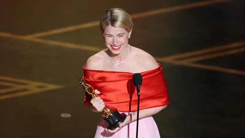 Jessie Buckley dopo aver ricevuto l'Oscar come migliore attrice protagonista - Ansa © www.giornaledibrescia.it