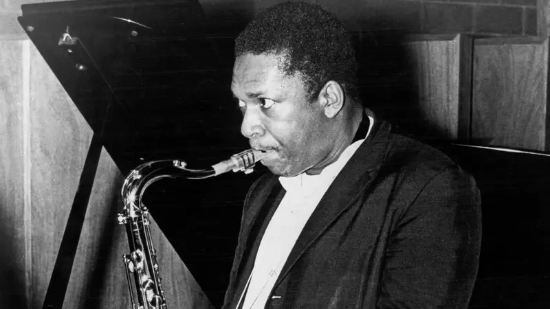 Un'immagine di John Coltrane che suona il saxofono