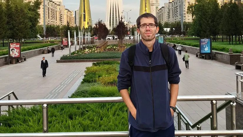 Michael Braga in una foto del settembre scorso, sullo sfondo la torre Baiterek - © www.giornaledibrescia.it