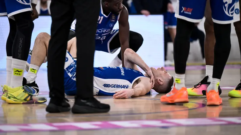 L'infortunio nel match contro Udine - Foto New Reporter Checchi © www.giornaledibrescia.it