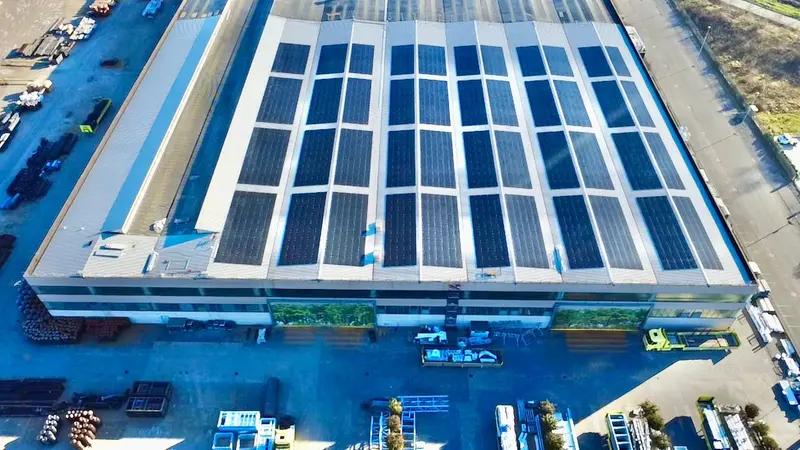 Il nuovo impianto fotovoltaico della Zincatura Bresciana a Verolanuova - © www.giornaledibrescia.it