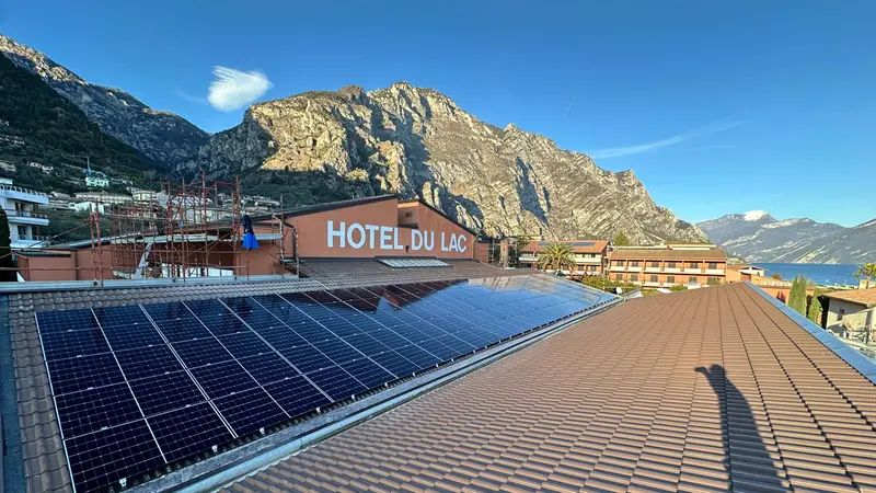 Limone sul Garda, l’impianto fotovoltaico sul tetto dell’Hotel du Lac