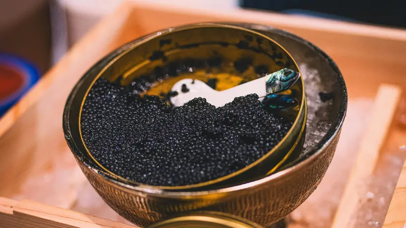 Una vaschetta di caviale