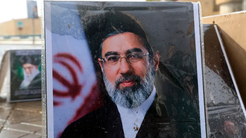 Un ritratto di Mojtaba Khamenei, la nuova Guida Suprema dell'Iran - Foto Epa/Yahya Arhab © www.giornaledibrescia.it