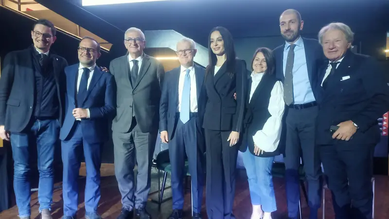 Il ministro Foti con Maurizio Belpietro e alcuni esponenti di Fratelli d'Italia presenti all'incontro