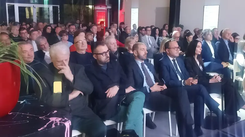 In prima fila anche il pasticcere Iginio Massari, primo da sinistra