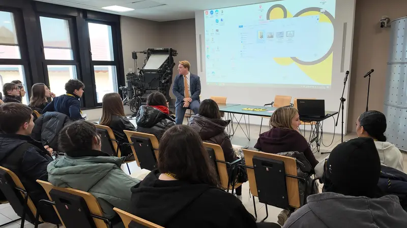 Studenti a lezione con i professionisti dell'informazione