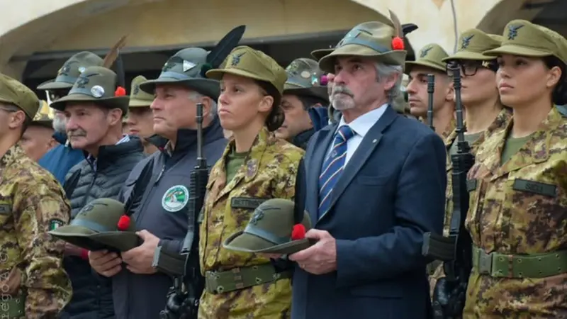 Martina Bettinsoli durante la cerimonia di consegna del cappello - Foto Facebook Associazione Nazionale Alpini, sezione di Brescia