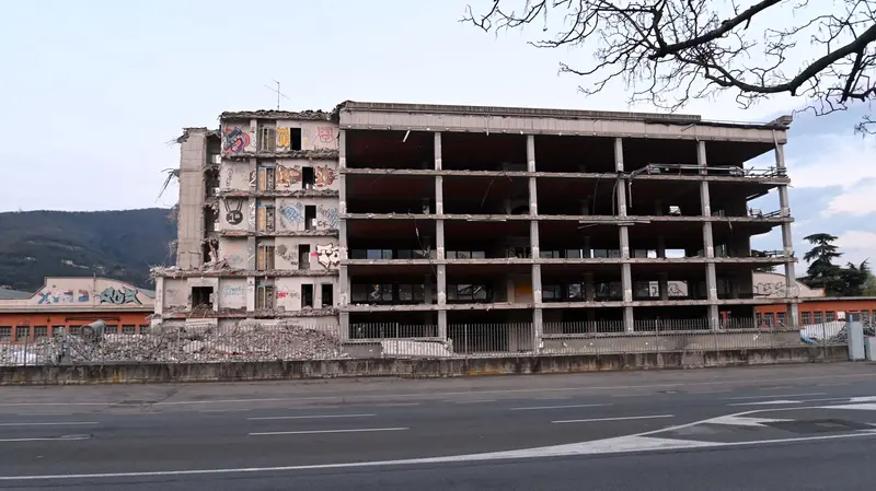 CRONACA BRESCIA VIA SAN POLO DEMOLIZIONE STABILE EX BARIBBI REDAZIONE CRONACA 16-03-2026 GABRIELE STRADA NEW EDEN GROUP                             