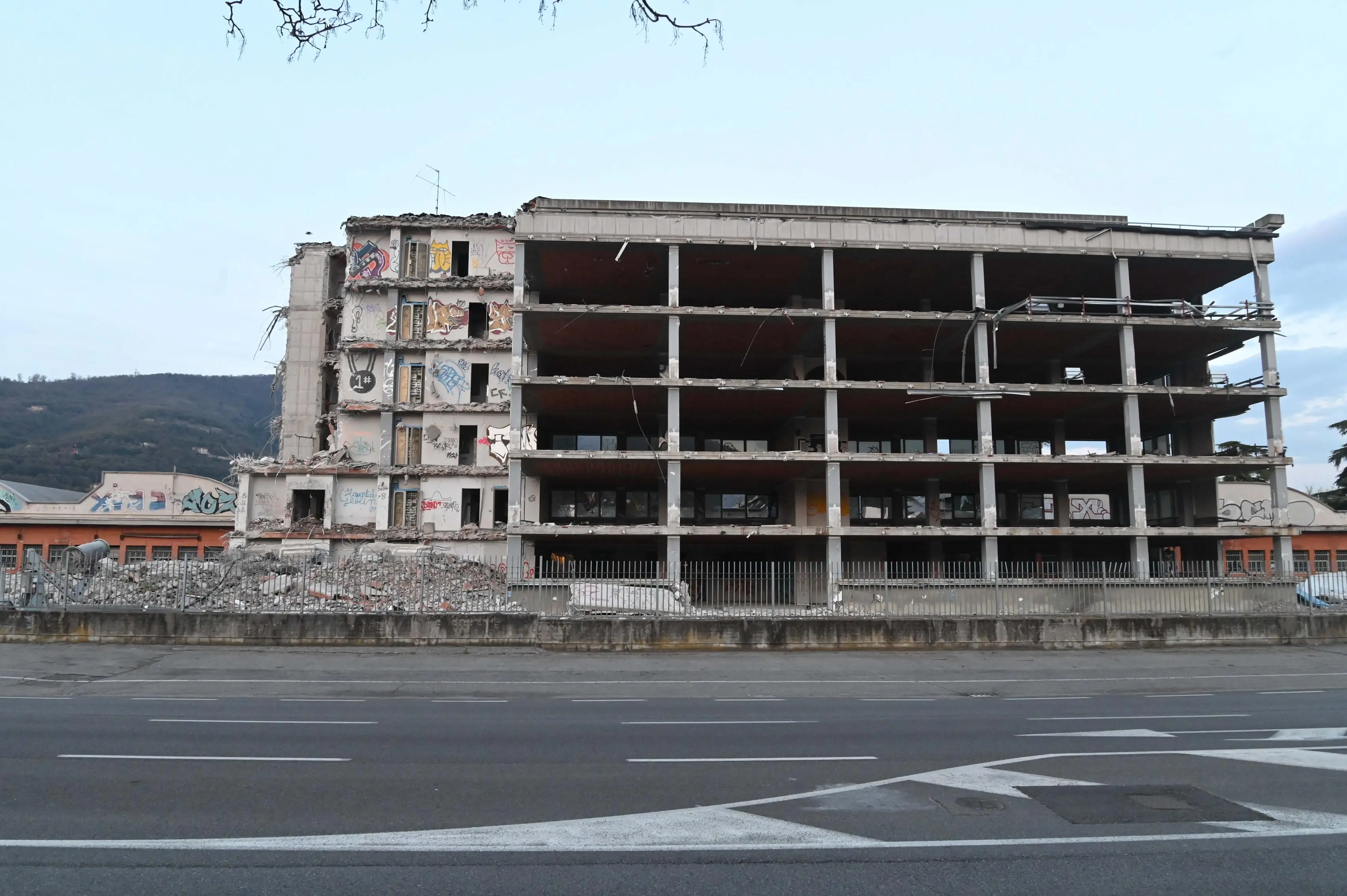 CRONACA BRESCIA VIA SAN POLO DEMOLIZIONE STABILE EX BARIBBI REDAZIONE CRONACA 16-03-2026 GABRIELE STRADA NEW EDEN GROUP                             