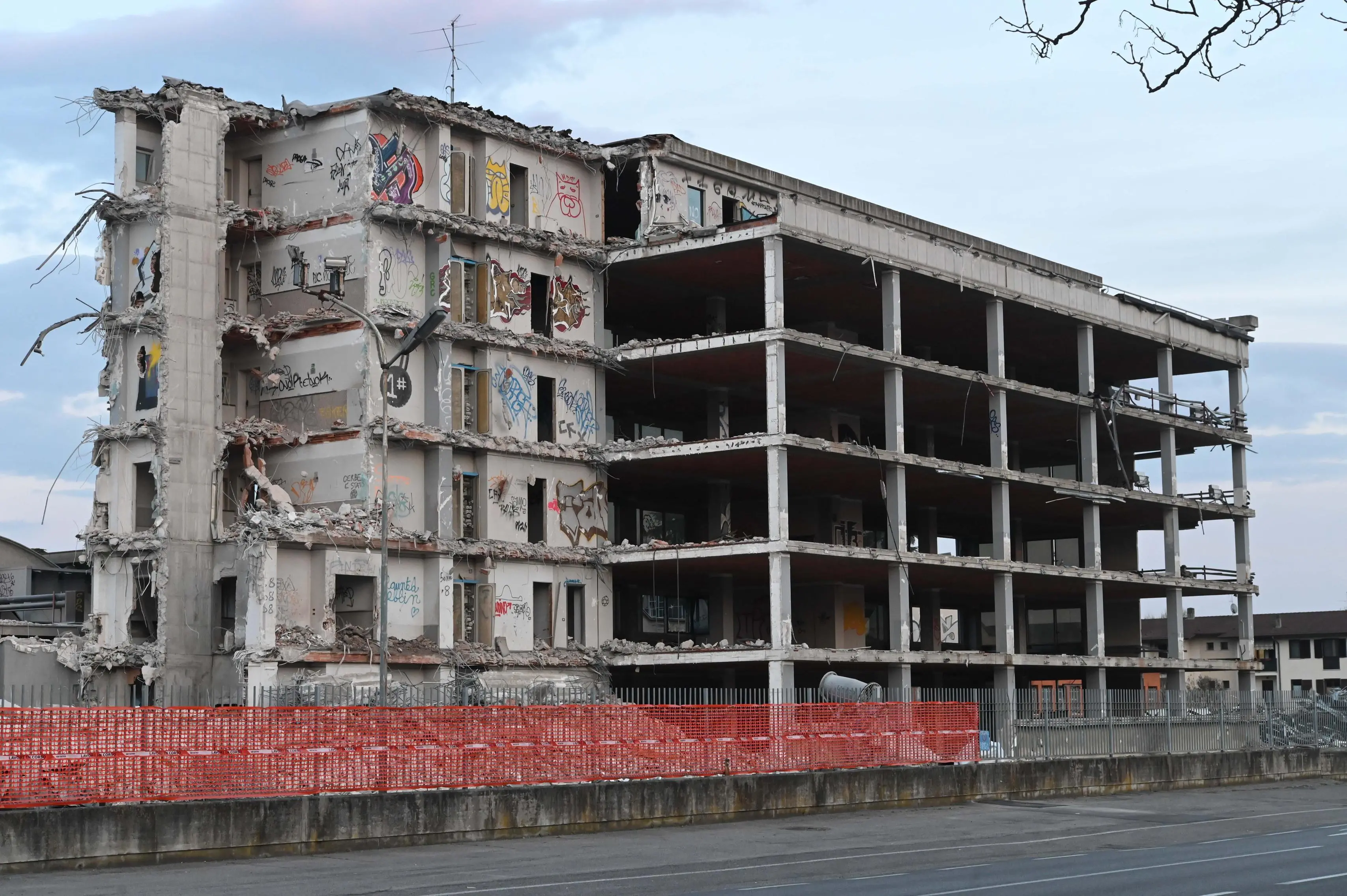 CRONACA BRESCIA VIA SAN POLO DEMOLIZIONE STABILE EX BARIBBI REDAZIONE CRONACA 16-03-2026 GABRIELE STRADA NEW EDEN GROUP                             