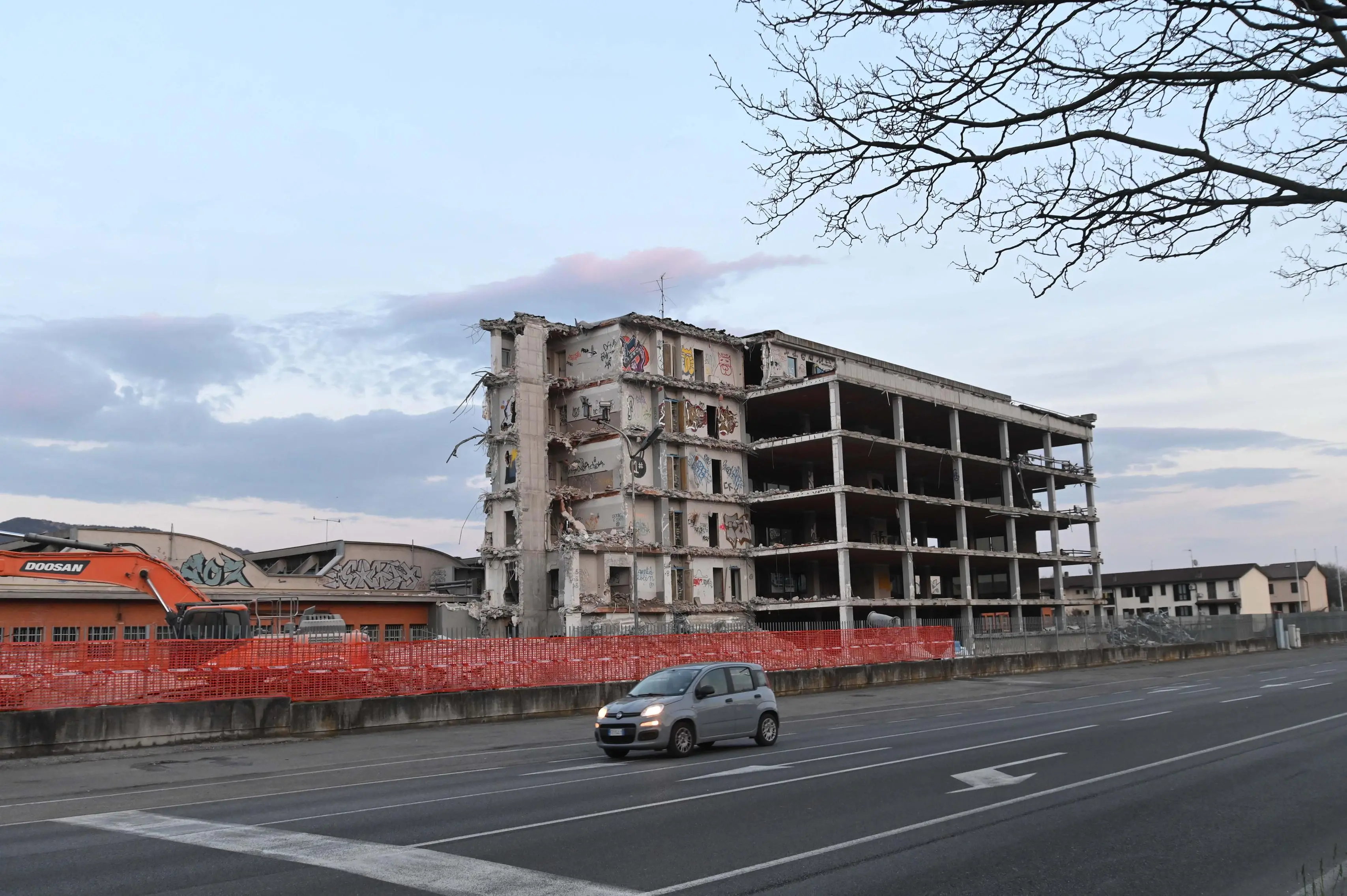 CRONACA BRESCIA VIA SAN POLO DEMOLIZIONE STABILE EX BARIBBI REDAZIONE CRONACA 16-03-2026 GABRIELE STRADA NEW EDEN GROUP                             