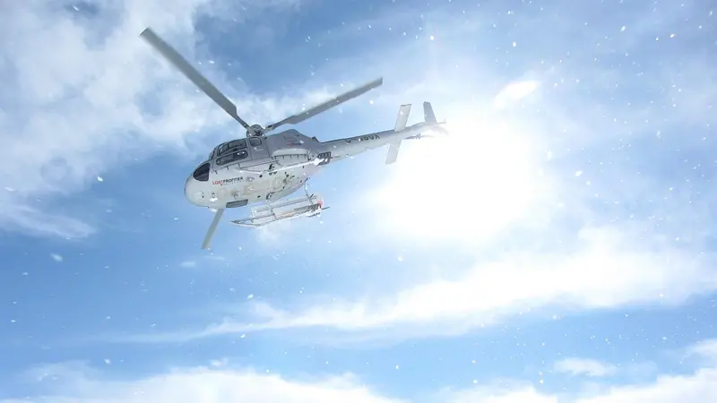 Un elicottero sorvola le montagne, foto simbolica